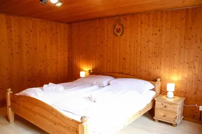 Ein Bett oder Betten in einem Zimmer der Unterkunft Alpine chalet apt w/parking and porch