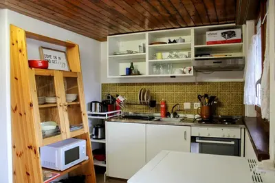 Küche/Küchenzeile in der Unterkunft Alpine chalet apt w/parking and porch