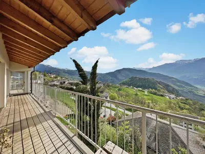 Ein allgemeiner Bergblick oder ein Berglick von des Ferienhauses aus