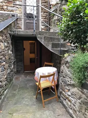 Das Gebäude in dem sich das Ferienhaus befindet