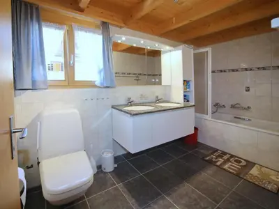 Ein Badezimmer in der Unterkunft Apartment Hohliebestrasse 24 by Interhome