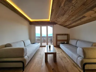 Ein Sitzbereich in der Unterkunft Magnifique attique avec vue sur le lac de la Moubra