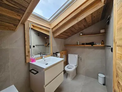 Ein Badezimmer in der Unterkunft Magnifique attique avec vue sur le lac de la Moubra