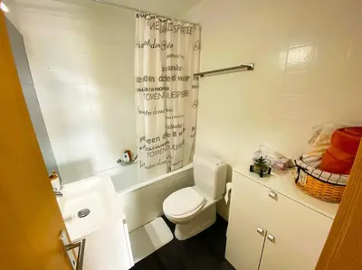 Ein Badezimmer in der Unterkunft Studio cosy au calme avec terrasse vue sur Alpes