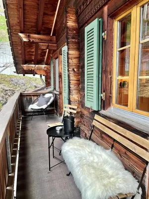 Ein Sitzbereich in der Unterkunft zentrale, gemütliche Wohnung im Schweizer Stil I Bergblick