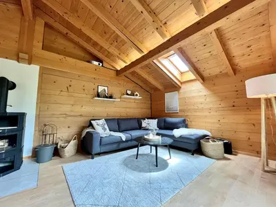 Ein Sitzbereich in der Unterkunft zentrale, gemütliche Wohnung im Schweizer Stil I Bergblick
