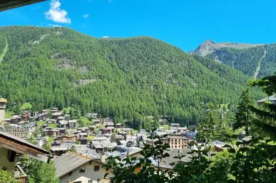Ein allgemeiner Bergblick oder ein Berglick von der Ferienwohnung aus