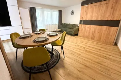Ein Sitzbereich in der Unterkunft Studio magnifique avec terrasse spacieuse et jardin Loèche-les-Bains Vacances