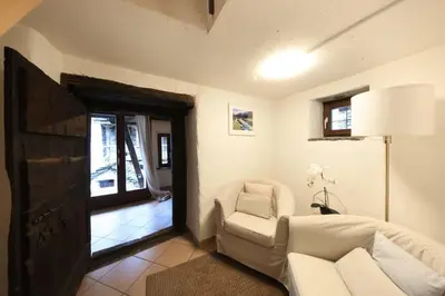 Ein Sitzbereich in der Unterkunft Charming Retreat- 100-Year-Old Stone Rustico