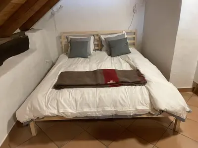 Ein Bett oder Betten in einem Zimmer der Unterkunft Charming Retreat- 100-Year-Old Stone Rustico