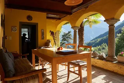 Ein allgemeiner Bergblick oder ein Berglick von des Ferienhauses aus