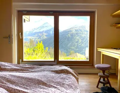 Ein allgemeiner Bergblick oder ein Berglick von des Chalets aus