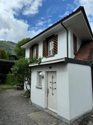 Das Gebäude in dem sich das Ferienhaus befindet