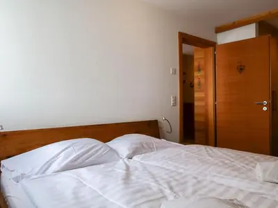 Ein Bett oder Betten in einem Zimmer der Unterkunft Apartment Rosablanche E003A by Interhome