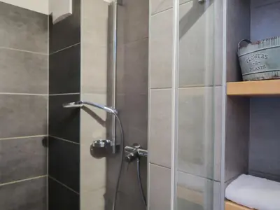 Ein Badezimmer in der Unterkunft Apartment Rosablanche E003A by Interhome