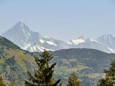 Ein allgemeiner Bergblick oder ein Berglick von des Chalets aus