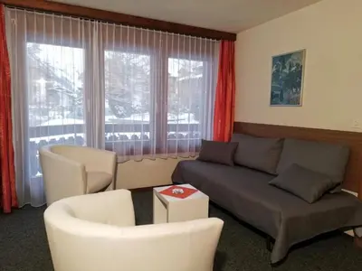 Ein Sitzbereich in der Unterkunft Apartment Floralpina by Interhome
