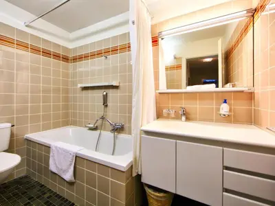 Ein Badezimmer in der Unterkunft Apartment Ringstrasse Apt 423 by Interhome