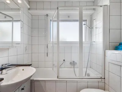 Ein Badezimmer in der Unterkunft Apartment Vermala Soleil B 13 by Interhome