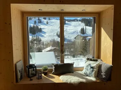 Modernes Ferienchalet im Winter
