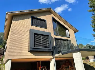Das Gebäude in dem sich das Ferienhaus befindet