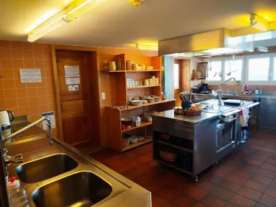 Küche/Küchenzeile in der Unterkunft Sonnenhof - Wengens Original Kurhaus