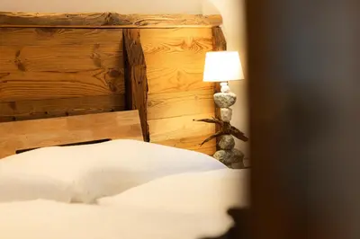 Ein Bett oder Betten in einem Zimmer der Unterkunft Village Center Apartment Kanne by Inspiringplaces Zermatt