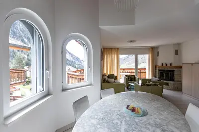 Ein Sitzbereich in der Unterkunft Residenz Ambassador Leukerbad