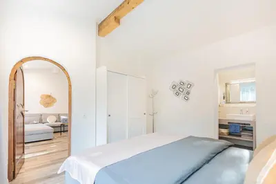 Ein Bett oder Betten in einem Zimmer der Unterkunft Amazing Modern & Great equipped Jacuzzi Apartment