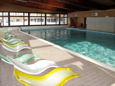 Der Swimmingpool an oder in der Nähe von Studio Greppon 111 by Interhome