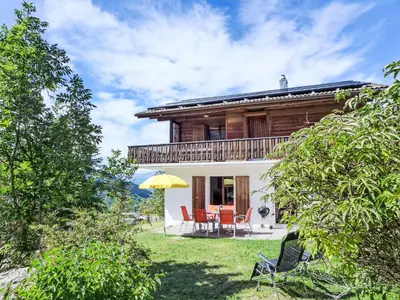Ein Garten an der Unterkunft Apartment Chalet Gredetsch 4B by Interhome