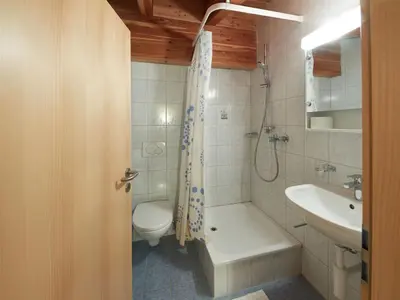 Ein Badezimmer in der Unterkunft Apartment Les Cîmes 8 by Interhome