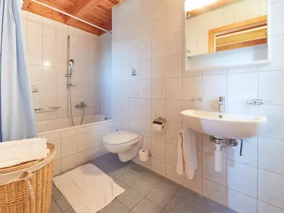 Ein Badezimmer in der Unterkunft Apartment Les Cîmes 8 by Interhome