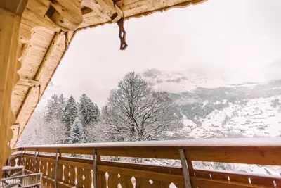 Ein allgemeiner Bergblick oder ein Berglick von des Chalets aus