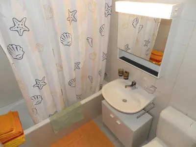 Ein Badezimmer in der Unterkunft Apartment Résidence Sonnegg - Vuilleumier by Interhome