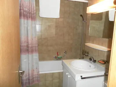 Ein Badezimmer in der Unterkunft Apartment Ammerten A17 by Interhome
