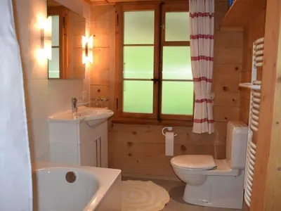 Ein Badezimmer in der Unterkunft Apartment Chalet Maru by Interhome
