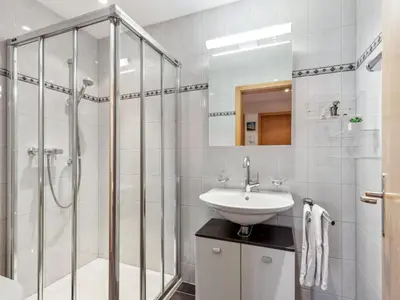 Ein Badezimmer in der Unterkunft Apartment Fortuna Apt-M by Interhome