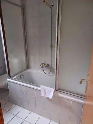 Ein Badezimmer in der Unterkunft Hôtel Garni Les Bouquetins