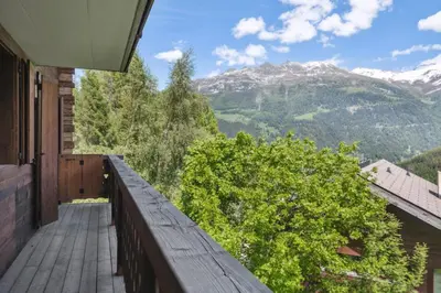 Ein allgemeiner Bergblick oder ein Berglick von des Chalets aus