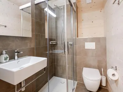 Ein Badezimmer in der Unterkunft Apartment Brunnhorn EG Nordost by Interhome