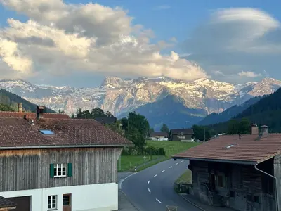 Ein allgemeiner Bergblick oder ein Berglick von der Ferienwohnung aus