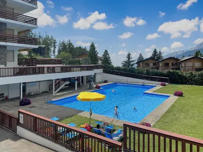 Der Swimmingpool an oder in der Nähe von Valdor Residence- Crans Montana- Swiss Alps