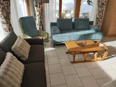Ein Sitzbereich in der Unterkunft Studio au pied de la télécabine, SaastalCards Saas-Fee