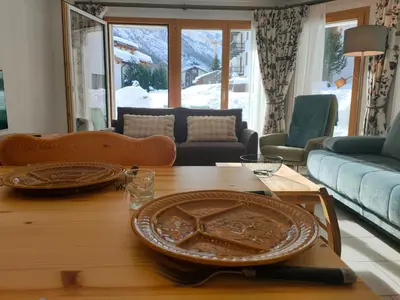 Ein Sitzbereich in der Unterkunft Studio au pied de la télécabine, SaastalCards Saas-Fee