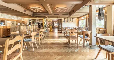Ein Restaurant oder anderes Speiselokal in der Unterkunft Hotel Kaiserstuhl