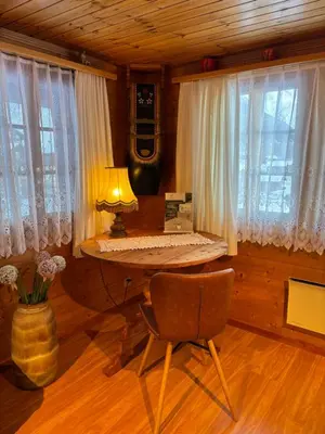 Ein Sitzbereich in der Unterkunft Wohnung mit schöner Sicht auf Bergpanorama und übers Tal