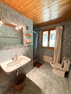 Ein Badezimmer in der Unterkunft Chalet La Madelon - Idéal pour les grandes familles