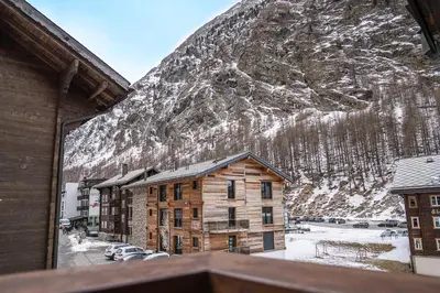 Ein allgemeiner Bergblick oder ein Berglick von des Chalets aus