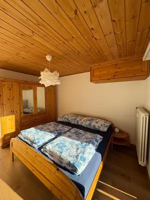 Ein Bett oder Betten in einem Zimmer der Unterkunft Sonniges Apartment im Zentrum mit Bergblick